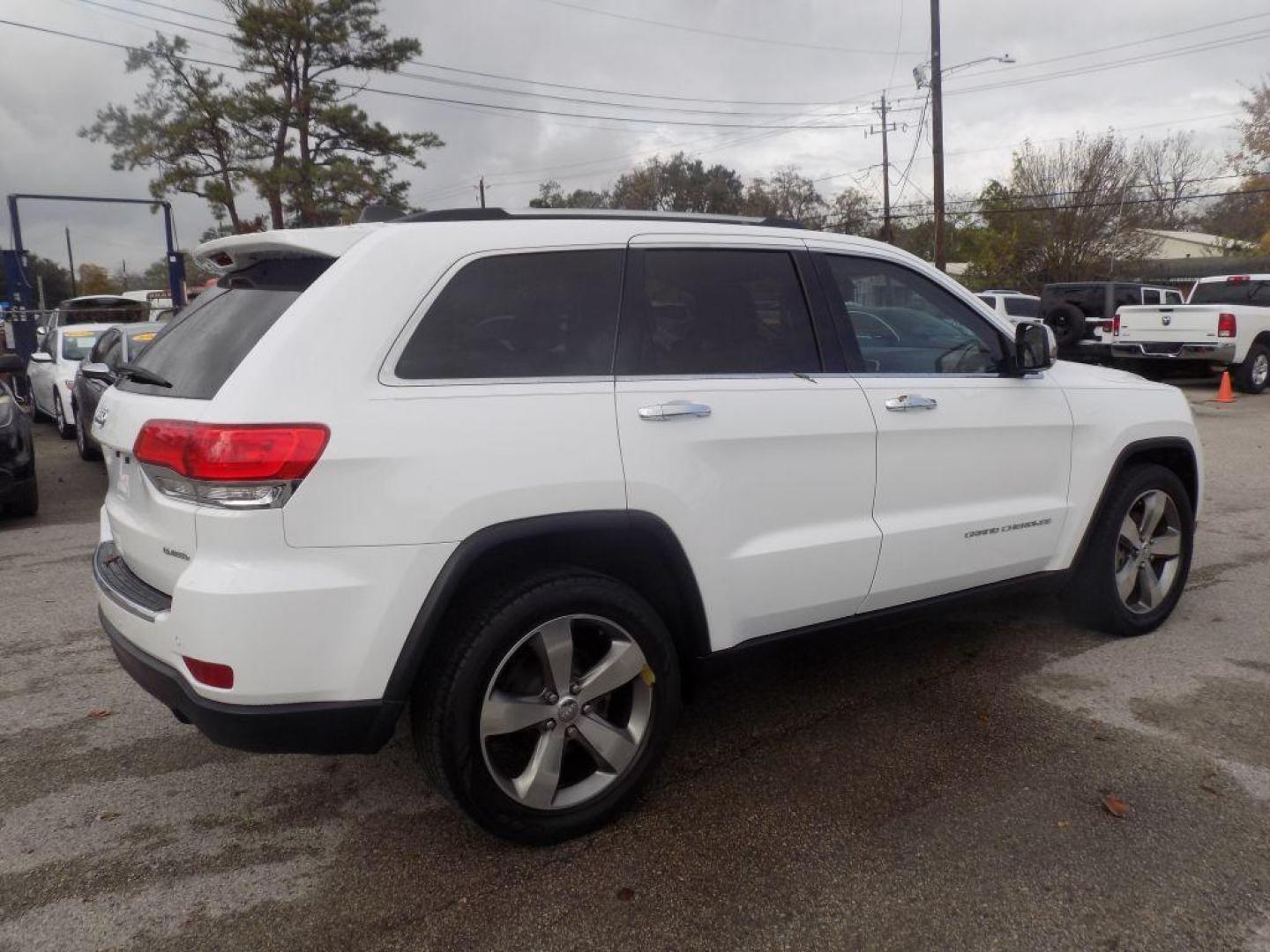 2016 WHITE JEEP GRAND CHEROKEE LIMITED (1C4RJEBG2GC) with an 3.6L engine, Automatic transmission, located at 830 E. Canino Rd., Houston, TX, 77037, (281) 405-0440, 38.358219, -81.729942 - Photo#7