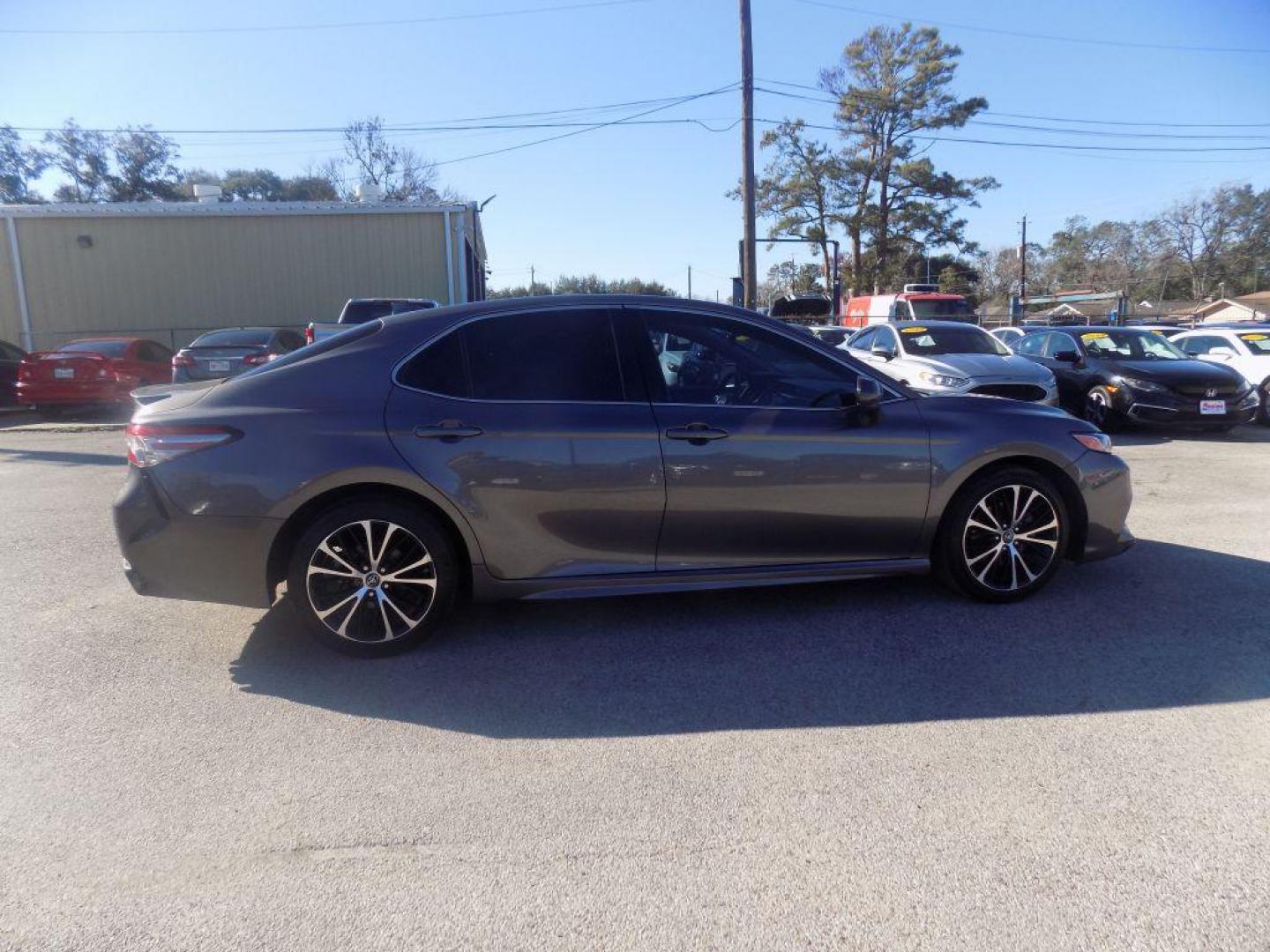 2019 GRAY TOYOTA CAMRY L (4T1B11HKXKU) with an 2.5L engine, Automatic transmission, located at 830 E. Canino Rd., Houston, TX, 77037, (281) 405-0440, 38.358219, -81.729942 - Photo#4