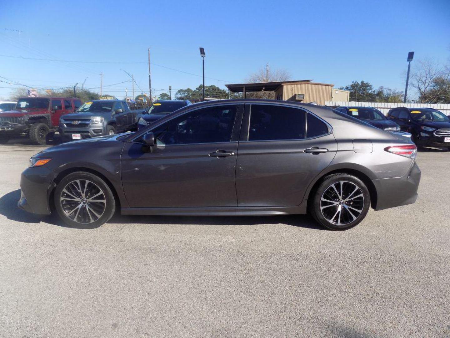 2019 GRAY TOYOTA CAMRY L (4T1B11HKXKU) with an 2.5L engine, Automatic transmission, located at 830 E. Canino Rd., Houston, TX, 77037, (281) 405-0440, 38.358219, -81.729942 - Photo#6