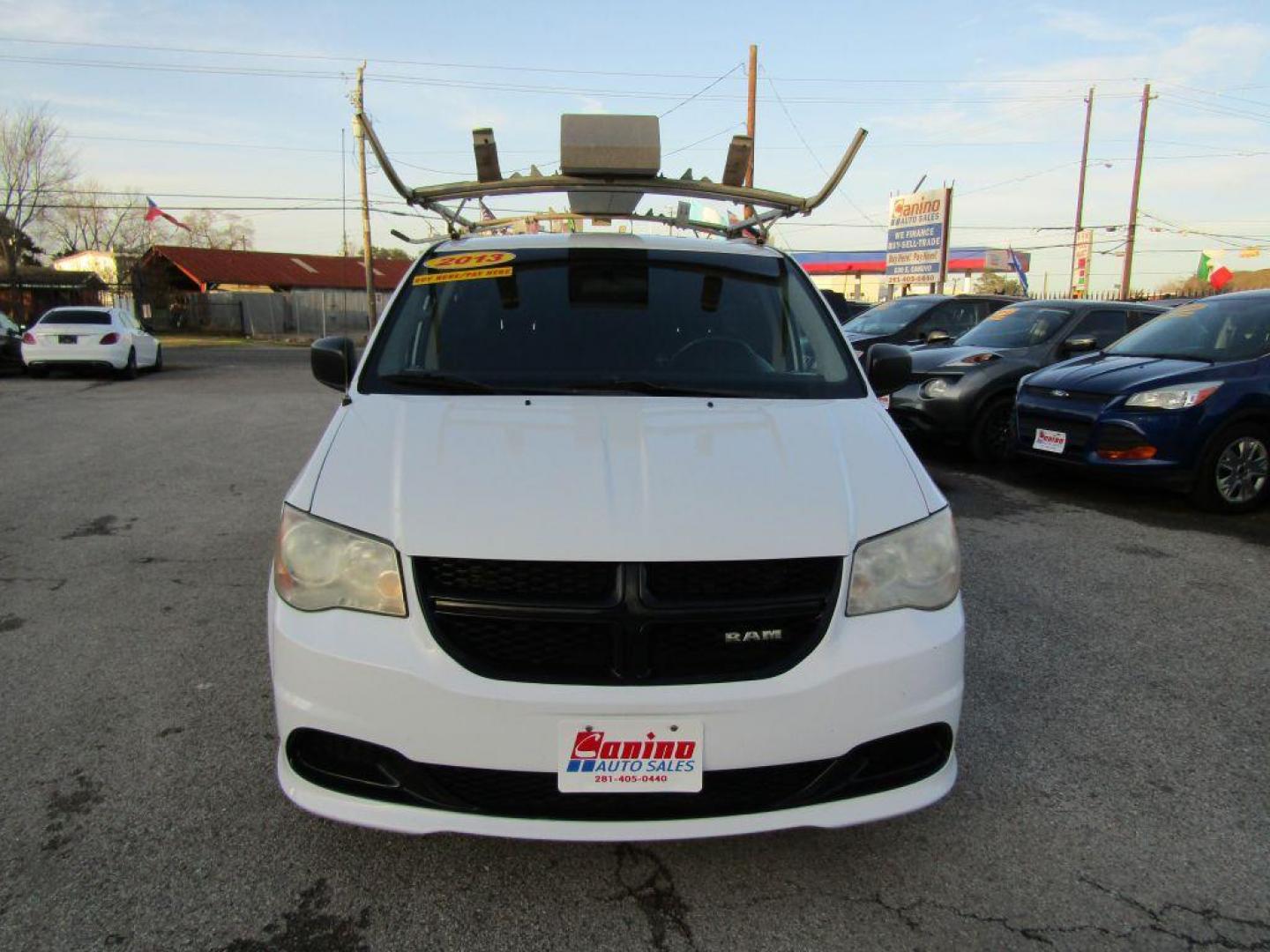 2013 WHITE RAM TRADESMAN (2C4JRGAG8DR) with an 3.6L engine, Automatic transmission, located at 830 E. Canino Rd., Houston, TX, 77037, (281) 405-0440, 38.358219, -81.729942 - PAGOS COMODOS, ENGANCHES COMODOS. FINANCIAMIENTO RAPIDO Y FACIL. BUEN CREDITO, MAL CREDITO, COMPRADOR POR PRIMERA VES O NO LICENCIA, CANINO AUTO SALES TE PUEDE AYUDAR! LLAMA/TEXTO O VISITANOS HOY MISMO (281) 405-0440 ESTAMOS LOCALIZADOS EN 830 E. CANINO RD. (ESQUINA CON AIRLINE) HOUSTON, TEXAS - Photo#0