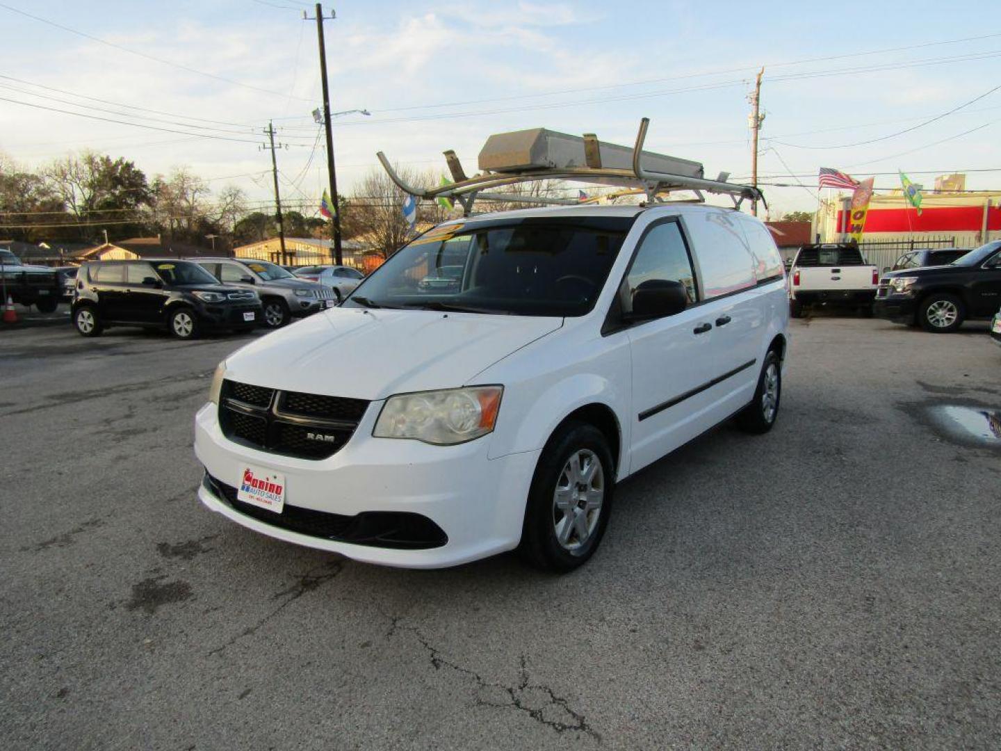 2013 WHITE RAM TRADESMAN (2C4JRGAG8DR) with an 3.6L engine, Automatic transmission, located at 830 E. Canino Rd., Houston, TX, 77037, (281) 405-0440, 38.358219, -81.729942 - PAGOS COMODOS, ENGANCHES COMODOS. FINANCIAMIENTO RAPIDO Y FACIL. BUEN CREDITO, MAL CREDITO, COMPRADOR POR PRIMERA VES O NO LICENCIA, CANINO AUTO SALES TE PUEDE AYUDAR! LLAMA/TEXTO O VISITANOS HOY MISMO (281) 405-0440 ESTAMOS LOCALIZADOS EN 830 E. CANINO RD. (ESQUINA CON AIRLINE) HOUSTON, TEXAS - Photo#1