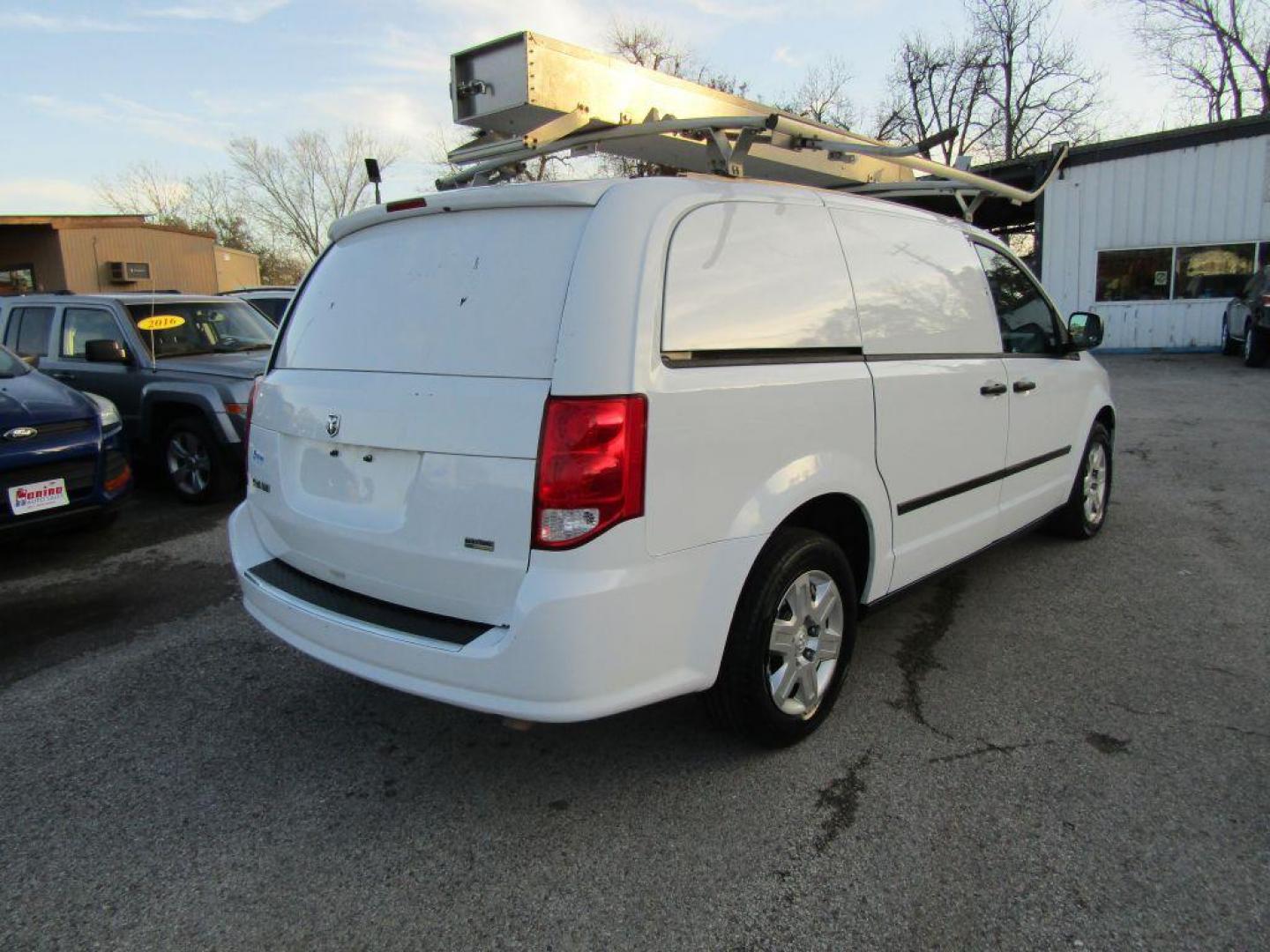 2013 WHITE RAM TRADESMAN (2C4JRGAG8DR) with an 3.6L engine, Automatic transmission, located at 830 E. Canino Rd., Houston, TX, 77037, (281) 405-0440, 38.358219, -81.729942 - PAGOS COMODOS, ENGANCHES COMODOS. FINANCIAMIENTO RAPIDO Y FACIL. BUEN CREDITO, MAL CREDITO, COMPRADOR POR PRIMERA VES O NO LICENCIA, CANINO AUTO SALES TE PUEDE AYUDAR! LLAMA/TEXTO O VISITANOS HOY MISMO (281) 405-0440 ESTAMOS LOCALIZADOS EN 830 E. CANINO RD. (ESQUINA CON AIRLINE) HOUSTON, TEXAS - Photo#4