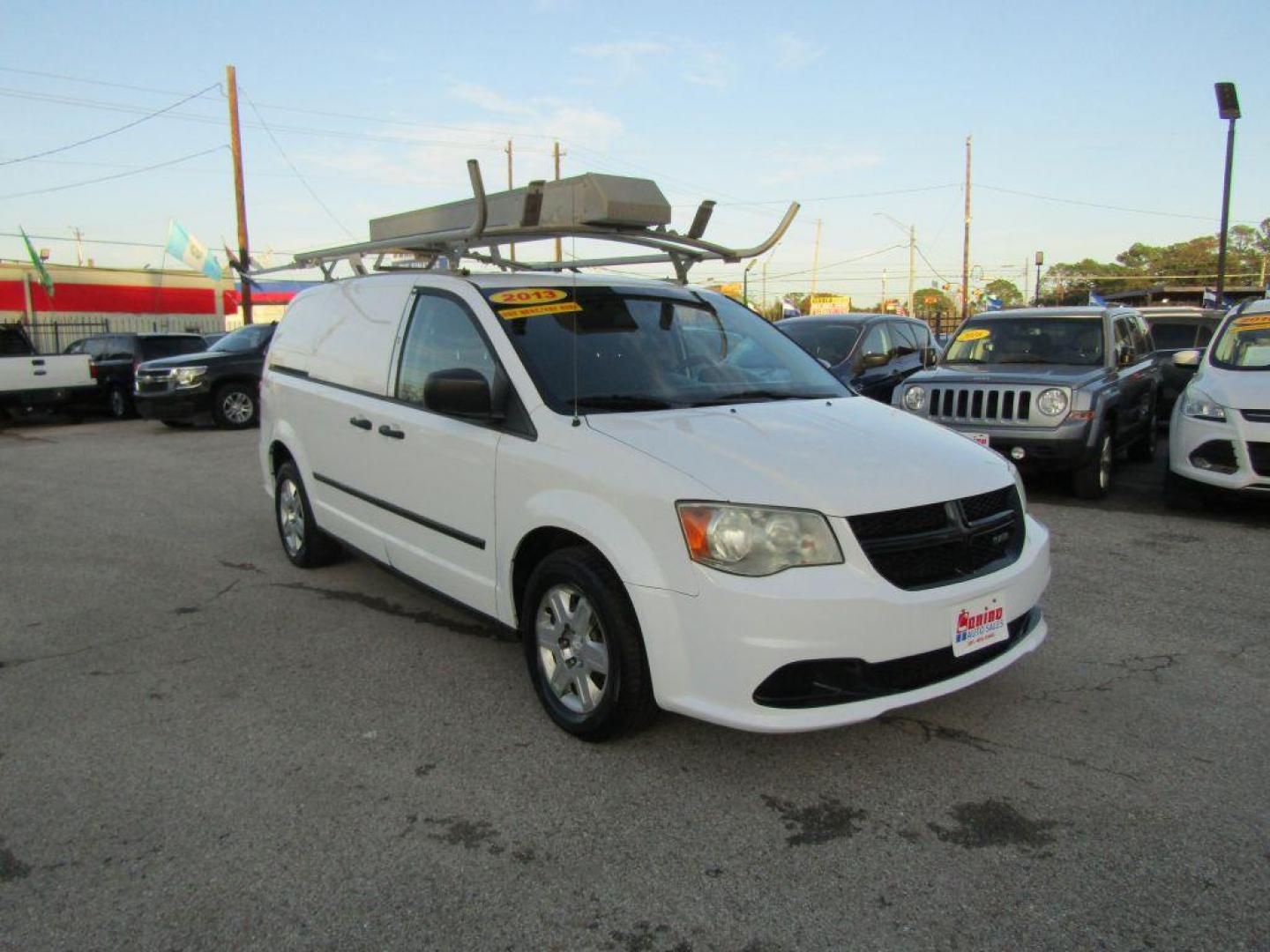 2013 WHITE RAM TRADESMAN (2C4JRGAG8DR) with an 3.6L engine, Automatic transmission, located at 830 E. Canino Rd., Houston, TX, 77037, (281) 405-0440, 38.358219, -81.729942 - PAGOS COMODOS, ENGANCHES COMODOS. FINANCIAMIENTO RAPIDO Y FACIL. BUEN CREDITO, MAL CREDITO, COMPRADOR POR PRIMERA VES O NO LICENCIA, CANINO AUTO SALES TE PUEDE AYUDAR! LLAMA/TEXTO O VISITANOS HOY MISMO (281) 405-0440 ESTAMOS LOCALIZADOS EN 830 E. CANINO RD. (ESQUINA CON AIRLINE) HOUSTON, TEXAS - Photo#5